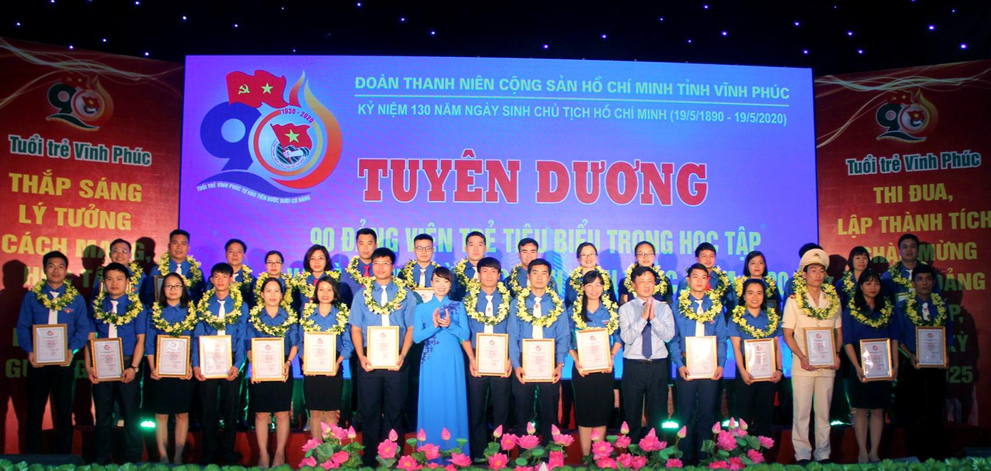 Lễ tuyên dương 90 đảng viên trẻ tiêu biểu trong học tập và làm theo lời Bác. Ảnh: TĐVP