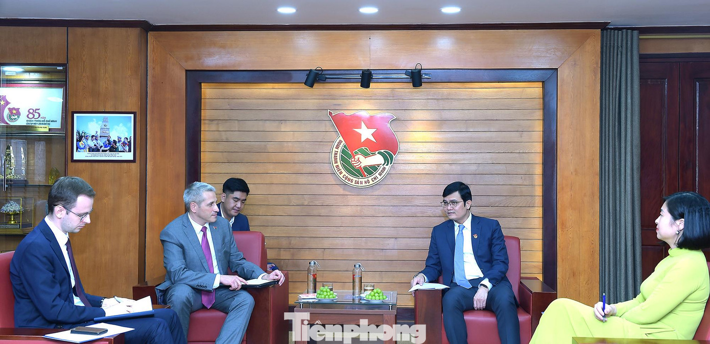 Anh Bùi Quang Huy và ông Uladzimir Baravikou trao đổi tại buổi tiếp. Ảnh: Xuân Tùng