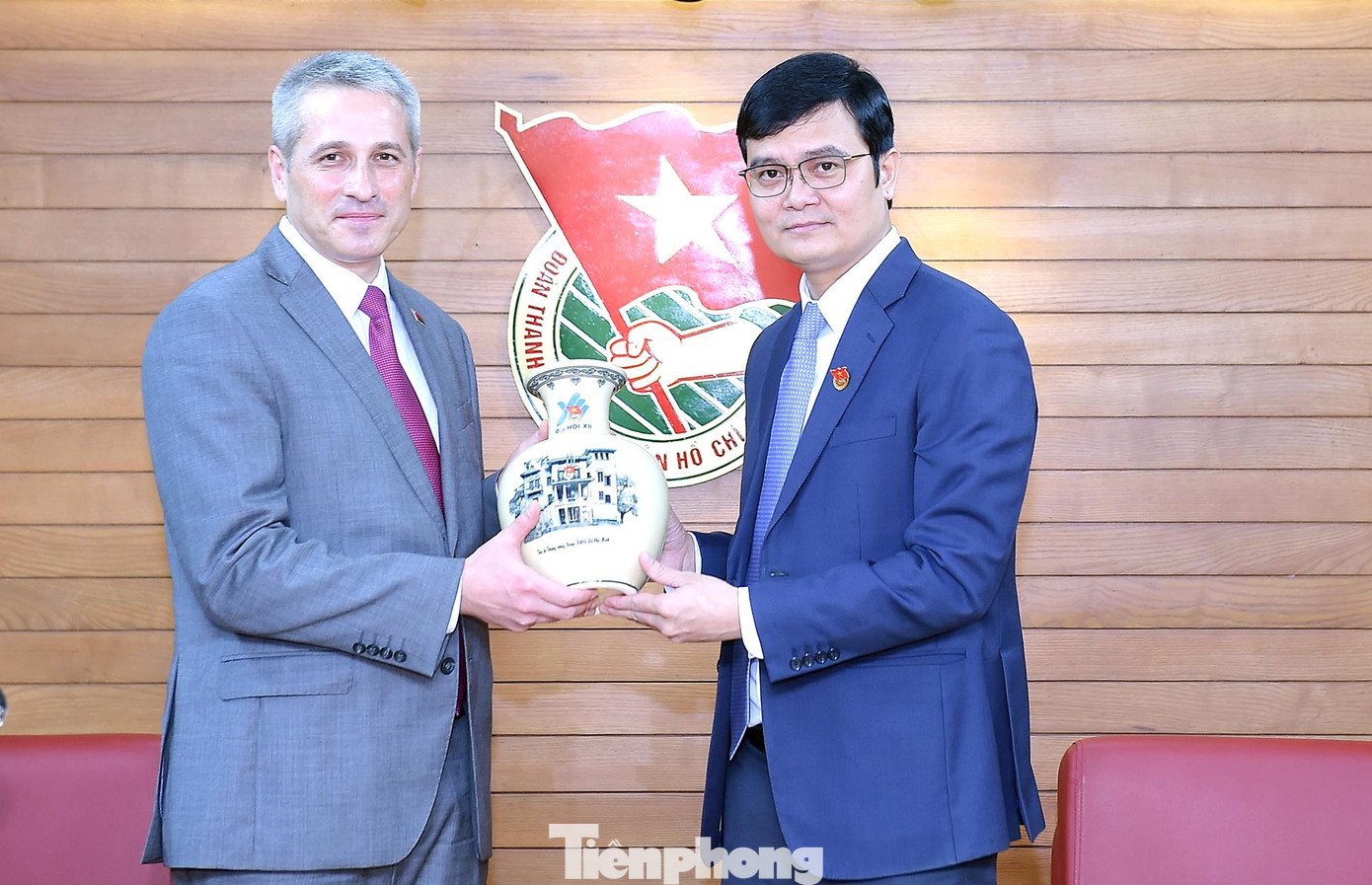 Anh Bùi Quang Huy tặng quà lưu niệm tới ông Uladzimir Baravikou. Ảnh: Xuân Tùng