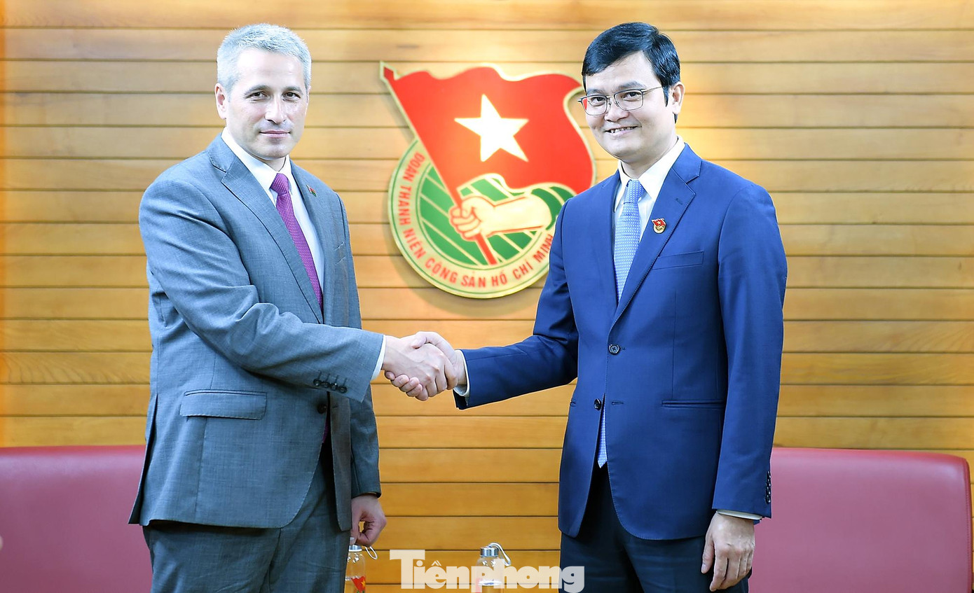 Anh Bùi Quang Huy tiếp ông Uladzimir Baravikou thăm và làm việc với Trung ương Đoàn TNCS Hồ Chí Minh. Ảnh: Xuân Tùng