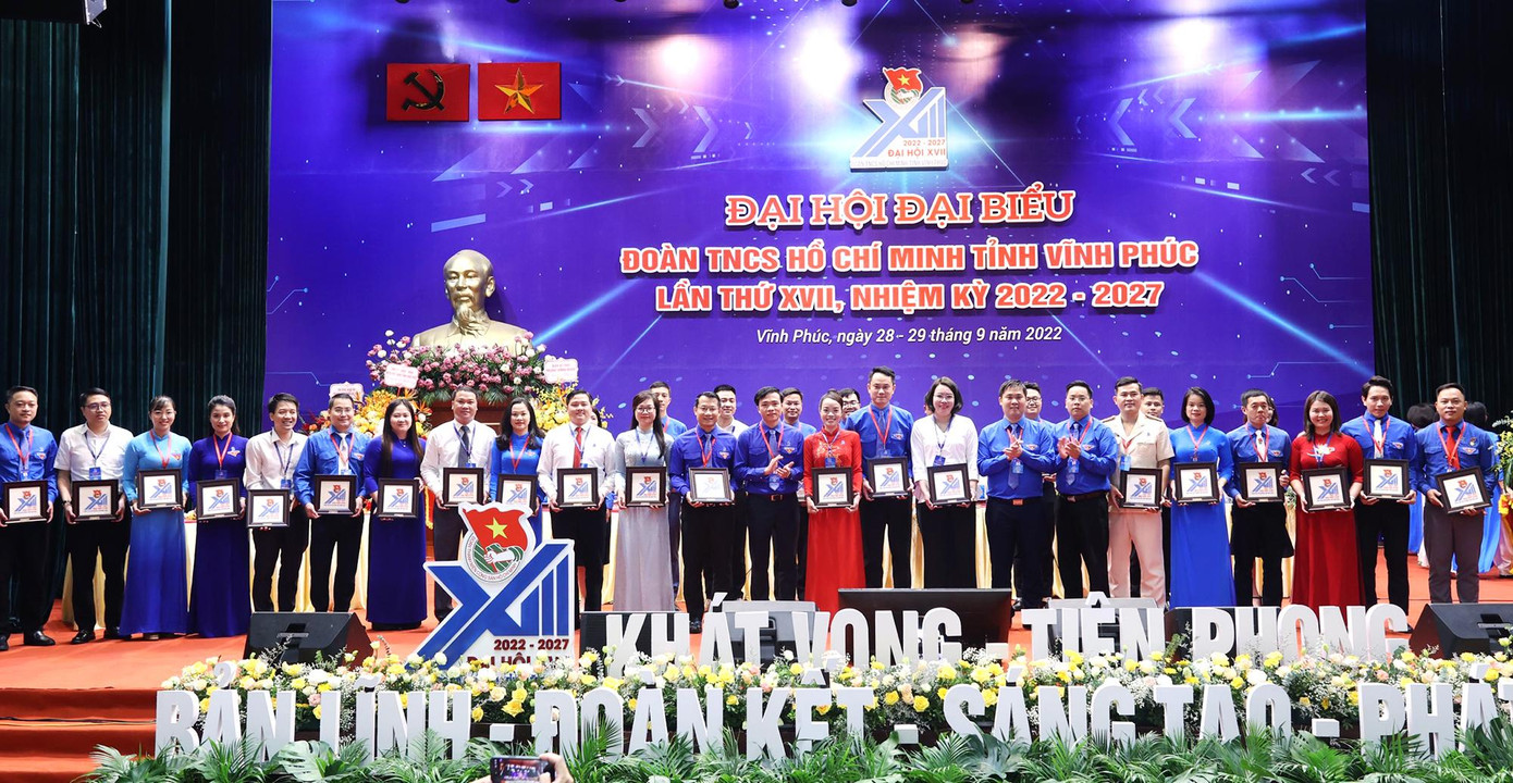 Đại hội đã tri ân các anh, chị ủy viên Ban Chấp hành Tỉnh Đoàn Vĩnh Phúc khóa XVI nhiệm kỳ 2017 - 2022. Đồng thời, chia tay các anh, chị thôi tham gia Ban Chấp hành Tỉnh Đoàn khóa mới.