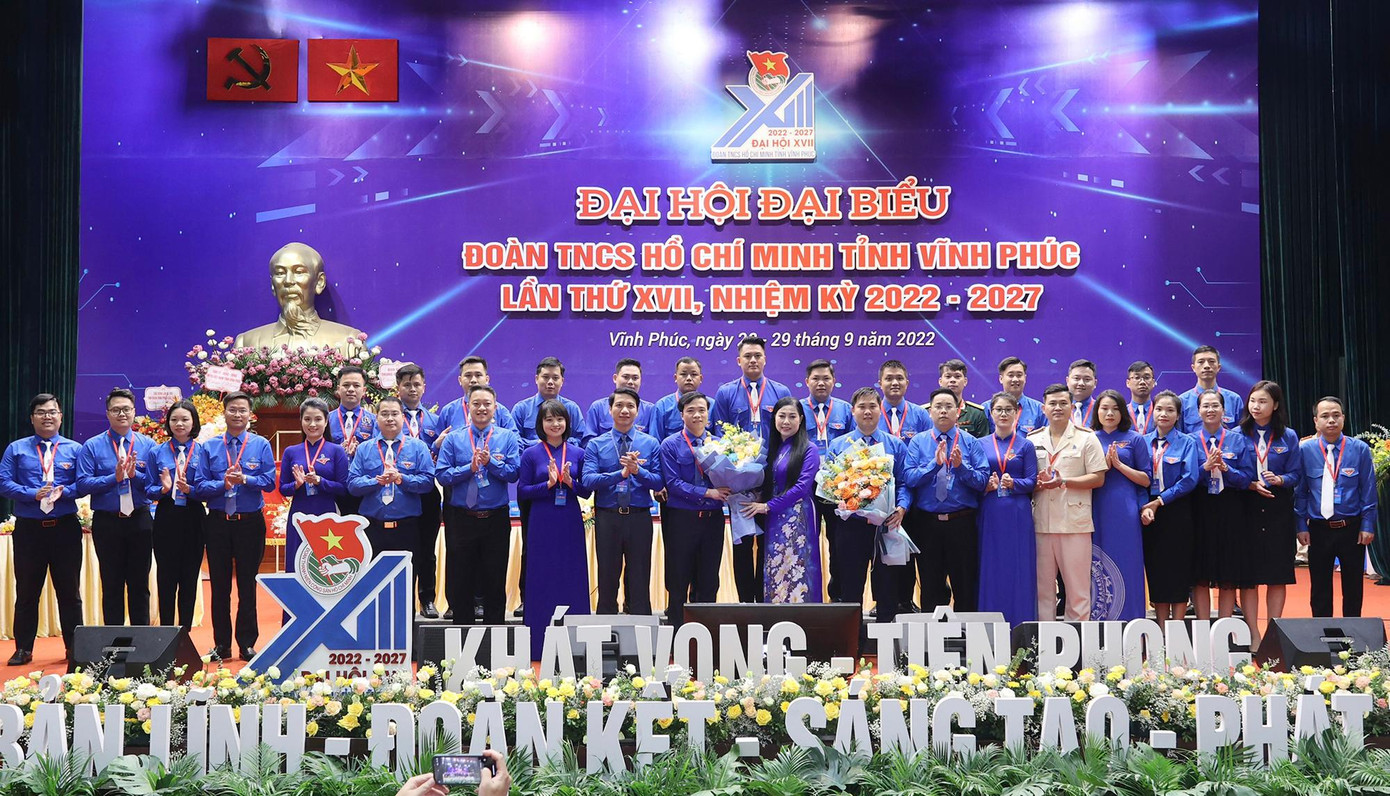 Lãnh đạo tỉnh Vĩnh Phúc và T.Ư Đoàn tặng hoa chúc mừng Ban Chấp hành Tỉnh Đoàn khóa XVII. Ảnh: Như Ý