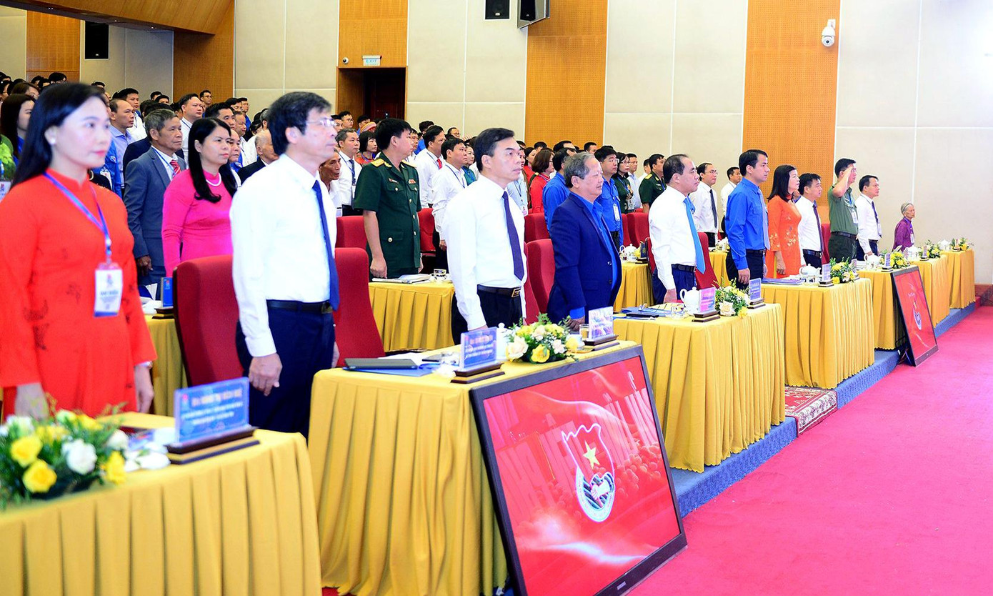 Các đại biểu tham dự Đại hội thực hiện nghi lễ chào cờ. Ảnh: Dương Triều Các đại biểu tham dự Đại hội thực hiện nghi lễ chào cờ. Ảnh: Dương Triều