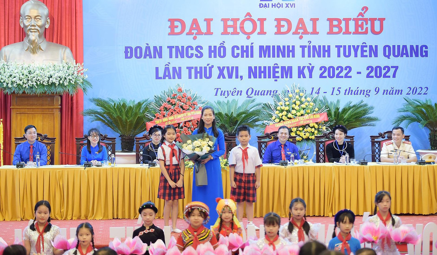 Trong nhiệm kỳ tới phấn đấu 5.000 lượt trẻ em được lấy ý kiến về những vấn đề liên quan đến trẻ em. (Trong ảnh, thiếu nhi chúc mừng Đại hội Đoàn tỉnh Tuyên Quang lần thứ XVI). Ảnh: Dương Triều. Trong nhiệm kỳ tới phấn đấu 5.000 lượt trẻ em được lấy ý kiến về những vấn đề liên quan đến trẻ em. (Trong ảnh, thiếu nhi chúc mừng Đại hội Đoàn tỉnh Tuyên Quang lần thứ XVI). Ảnh: Dương Triều.