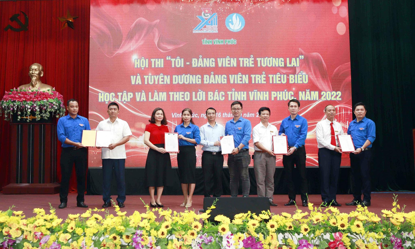 Các Bí thư Đoàn các trường cao đẳng trên địa bàn tỉnh trao danh sách đoàn viên ưu tú là học sinh, sinh viên cho Đảng bộ nhà trường xem xét, kết nạp trong năm học 2022 - 2023. Ảnh: TĐVP Các Bí thư Đoàn các trường cao đẳng trên địa bàn tỉnh trao danh sách đoàn viên ưu tú là học sinh, sinh viên cho Đảng bộ nhà trường xem xét, kết nạp trong năm học 2022 - 2023. Ảnh: TĐVP