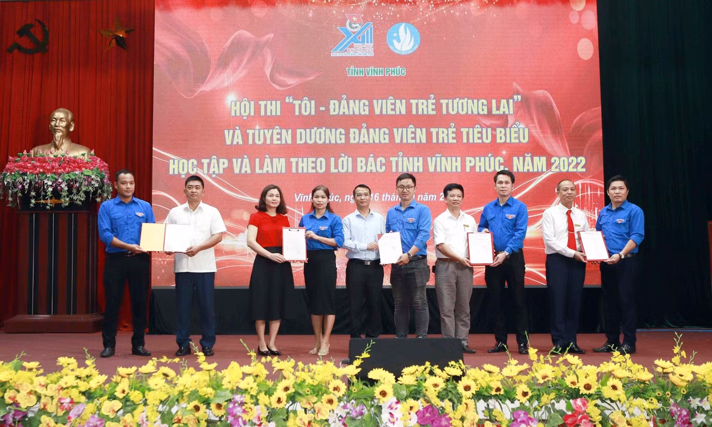 Các Bí thư Đoàn các trường cao đẳng trên địa bàn tỉnh trao danh sách đoàn viên ưu tú là học sinh, sinh viên cho Đảng bộ nhà trường xem xét, kết nạp trong năm học 2022 - 2023. Ảnh: TĐVP