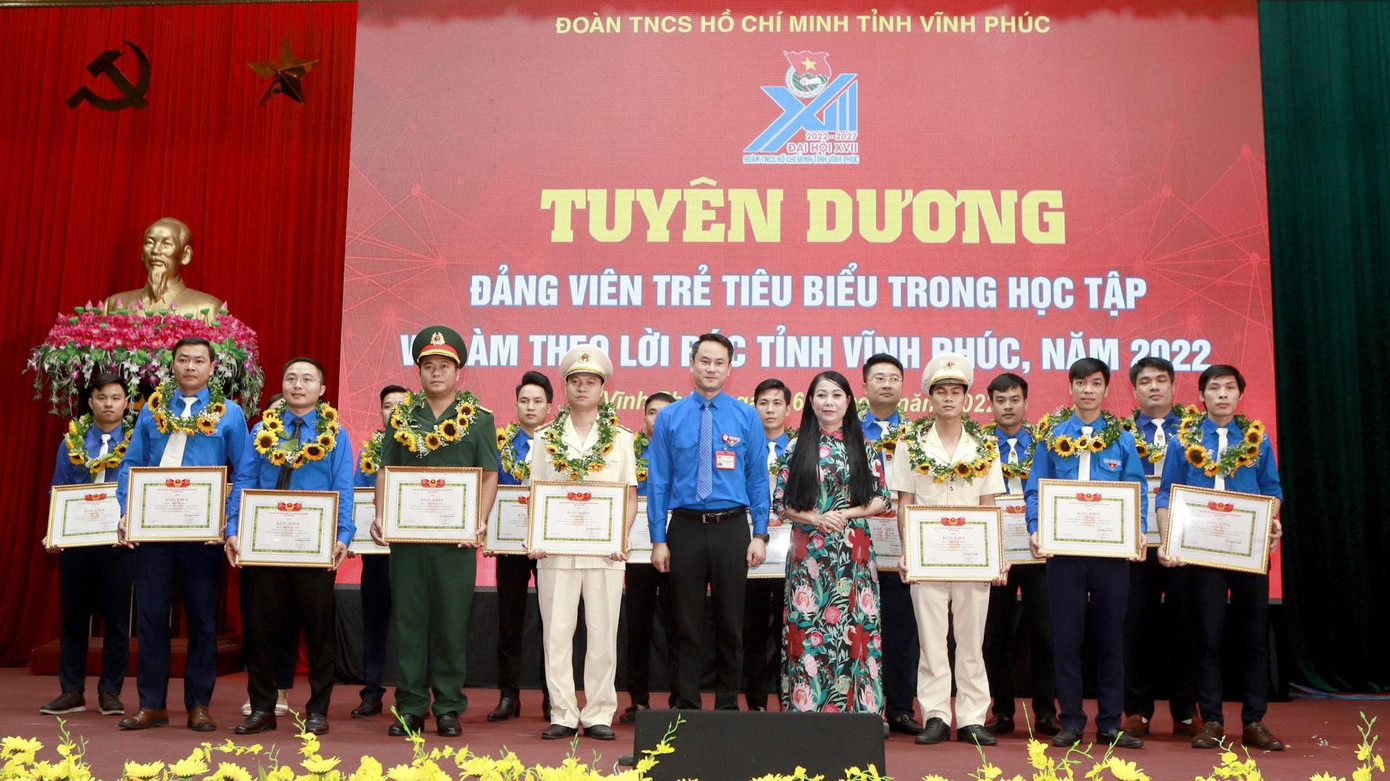 Bà Hoàng Thị Thúy Lan và anh Nguyễn Kim Quy chụp ảnh cùng các gương được tuyên dương. Ảnh: TĐVP Bà Hoàng Thị Thúy Lan và anh Nguyễn Kim Quy chụp ảnh cùng các gương được tuyên dương. Ảnh: TĐVP