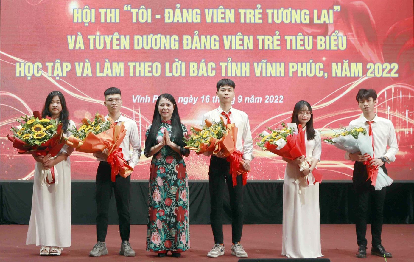 Bà Hoàng Thị Thúy Lan tặng hoa chúc mừng các đảng viên trẻ là học sinh, sinh viên tiêu biểu Bà Hoàng Thị Thúy Lan tặng hoa chúc mừng các đảng viên trẻ là học sinh, sinh viên tiêu biểu