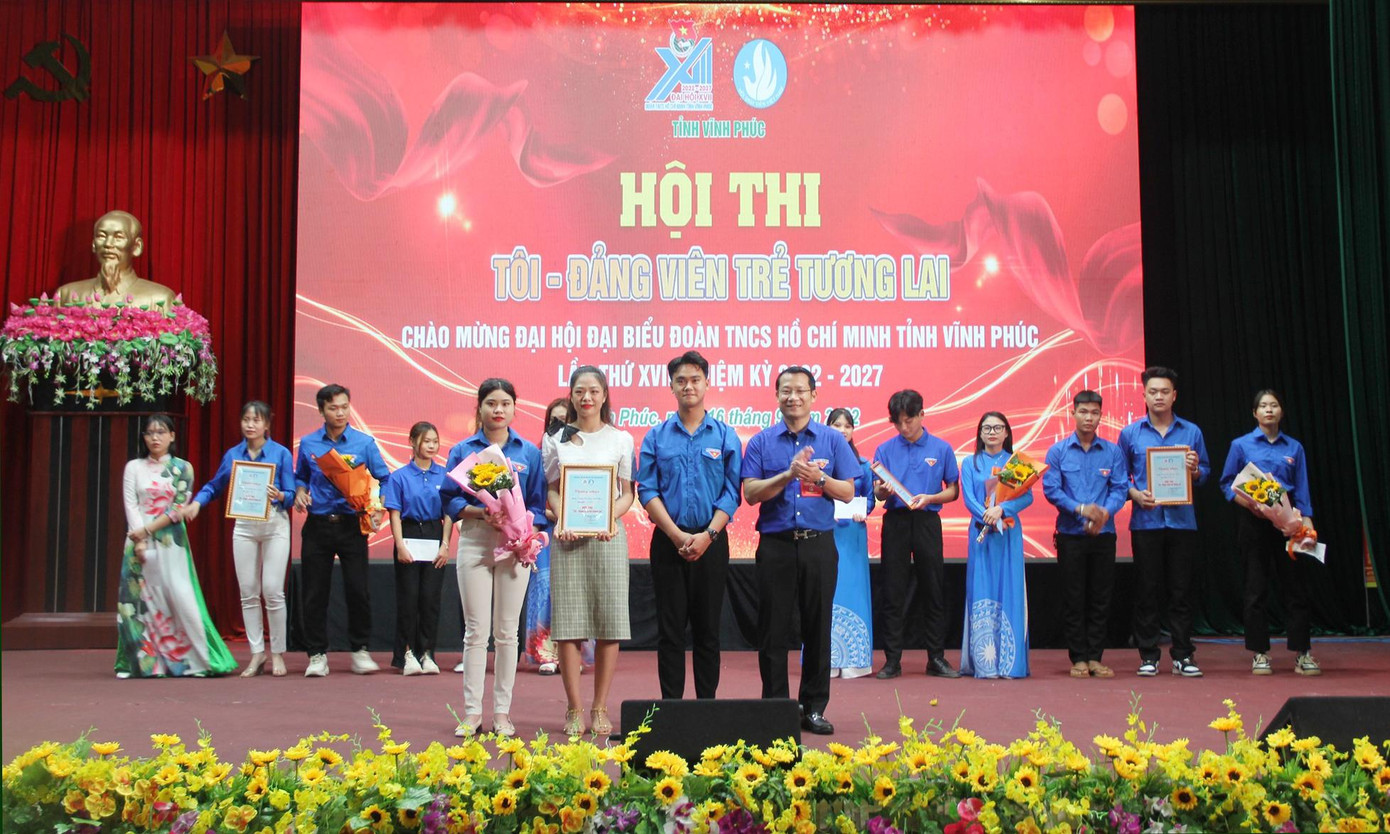 Anh Khổng Sơn Thành - Phó Bí thư Tỉnh Đoàn, Chủ tịch Hội Sinh viên Việt Nam tỉnh Vĩnh Phúc, trao giải Nhất cho đội thi trường Cao đẳng Vĩnh Phúc. Anh Khổng Sơn Thành - Phó Bí thư Tỉnh Đoàn, Chủ tịch Hội Sinh viên Việt Nam tỉnh Vĩnh Phúc, trao giải Nhất cho đội thi trường Cao đẳng Vĩnh Phúc.