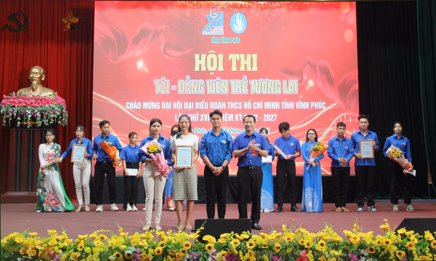 Anh Khổng Sơn Thành - Phó Bí thư Tỉnh Đoàn, Chủ tịch Hội Sinh viên Việt Nam tỉnh Vĩnh Phúc, trao giải Nhất cho đội thi trường Cao đẳng Vĩnh Phúc.