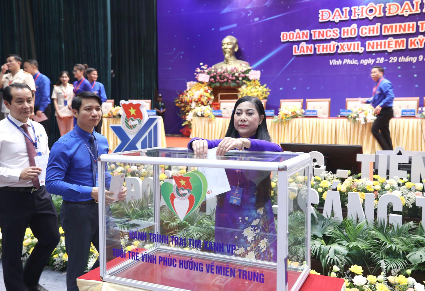 Bà Hoàng Thị Thúy Lan - Ủy viên Trung ương Đảng, Bí thư Tỉnh ủy Vĩnh Phúc quyên góp tại chương trình. Ảnh: Như Ý Bà Hoàng Thị Thúy Lan - Ủy viên Trung ương Đảng, Bí thư Tỉnh ủy Vĩnh Phúc quyên góp tại chương trình. Ảnh: Như Ý