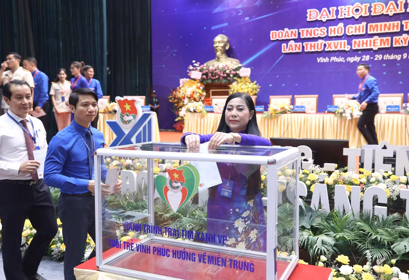 Bà Hoàng Thị Thúy Lan - Ủy viên Trung ương Đảng, Bí thư Tỉnh ủy Vĩnh Phúc quyên góp tại chương trình. Ảnh: Như Ý