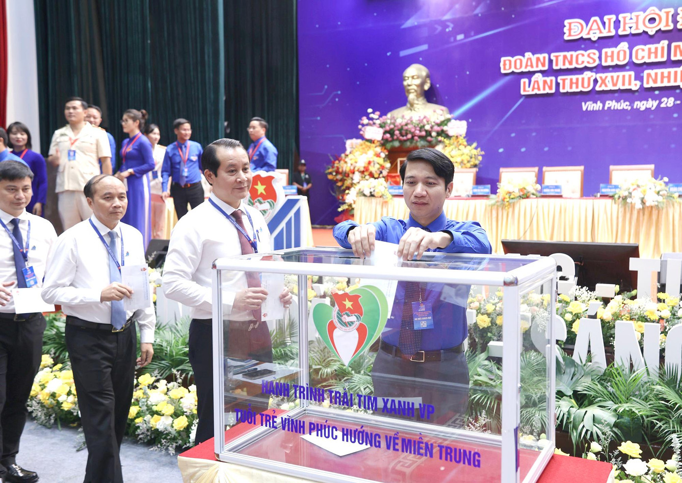 Anh Nguyễn Ngọc Lương - Bí thư thường trực Trung ương Đoàn, Chủ tịch Trung ương Hội LHTN Việt Nam quyên góp tại chương trình. Ảnh: Như Ý Anh Nguyễn Ngọc Lương - Bí thư thường trực Trung ương Đoàn, Chủ tịch Trung ương Hội LHTN Việt Nam quyên góp tại chương trình. Ảnh: Như Ý