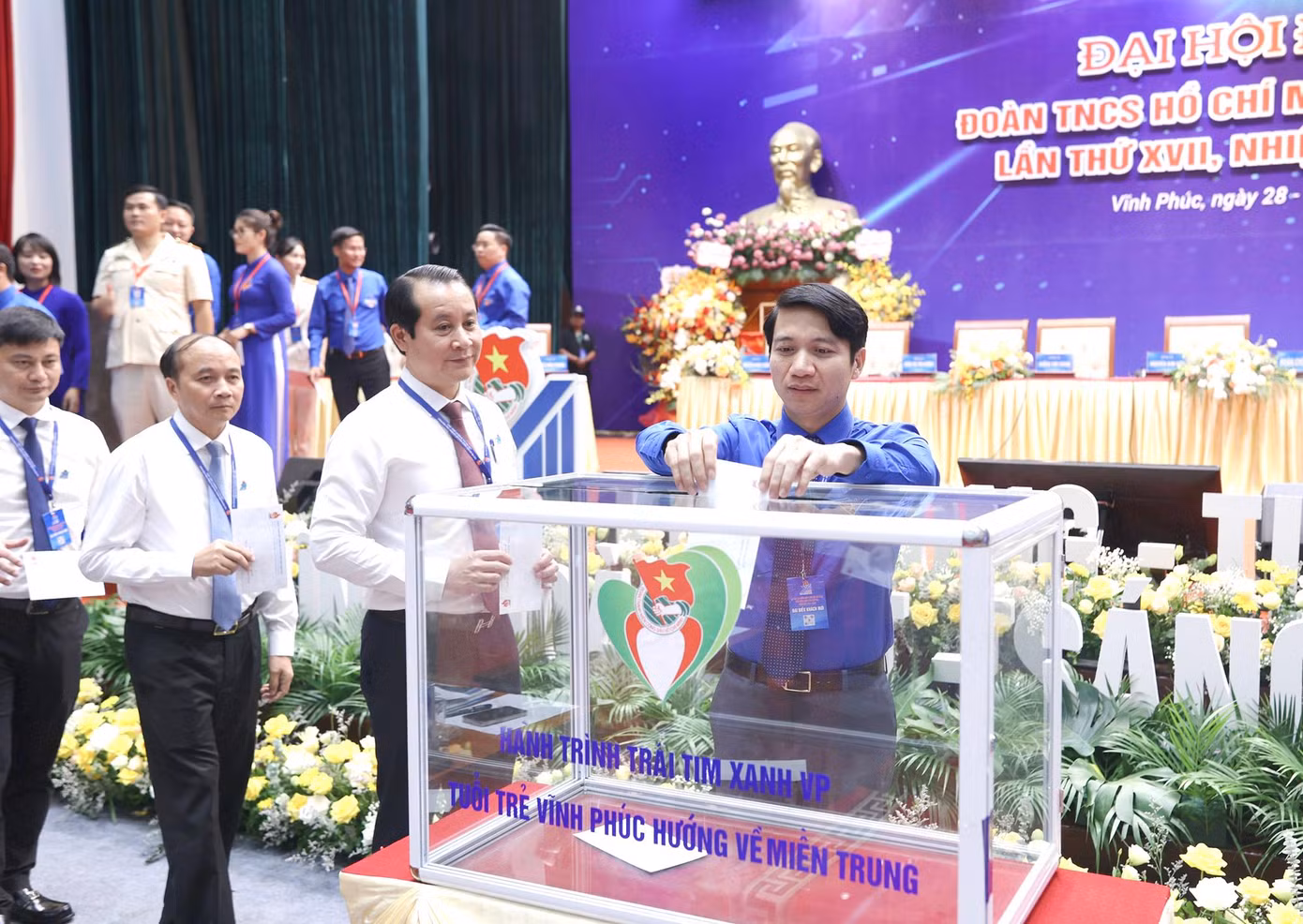 Anh Nguyễn Ngọc Lương - Bí thư thường trực Trung ương Đoàn, Chủ tịch Trung ương Hội LHTN Việt Nam quyên góp tại chương trình. Ảnh: Như Ý