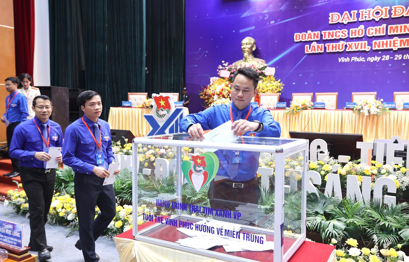 Các đại biểu, khách mời tham dự Đại hội Đoàn tỉnh Vĩnh Phúc lần thứ XVII nhiệm kỳ 2022 - 2027 hưởng ứng quyên góp hướng về đồng bào bị ảnh hưởng bão số 4. Các đại biểu, khách mời tham dự Đại hội Đoàn tỉnh Vĩnh Phúc lần thứ XVII nhiệm kỳ 2022 - 2027 hưởng ứng quyên góp hướng về đồng bào bị ảnh hưởng bão số 4.