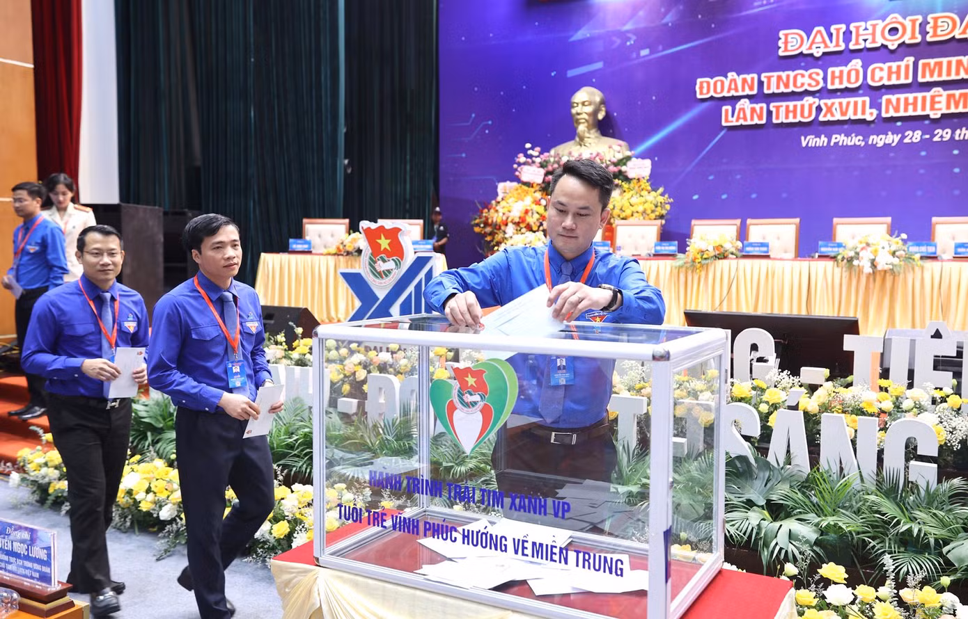 Các đại biểu, khách mời tham dự Đại hội Đoàn tỉnh Vĩnh Phúc lần thứ XVII nhiệm kỳ 2022 - 2027 hưởng ứng quyên góp hướng về đồng bào bị ảnh hưởng bão số 4.
