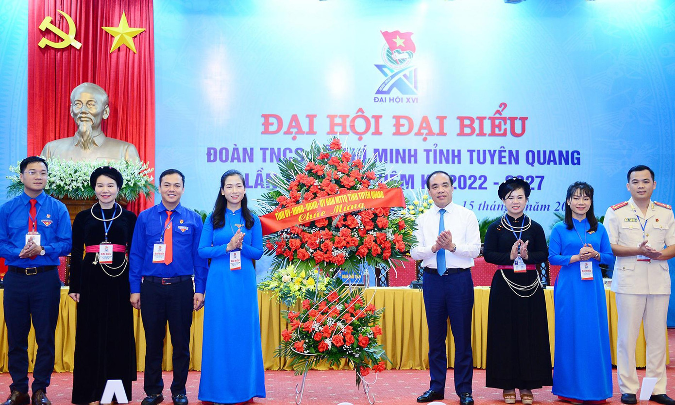 Bí thư Tỉnh ủy Tuyên Quang Chẩu Văn Lâm tặng lẵng hoa chúc mừng Đại hội. Ảnh: Dương Triều Bí thư Tỉnh ủy Tuyên Quang Chẩu Văn Lâm tặng lẵng hoa chúc mừng Đại hội. Ảnh: Dương Triều