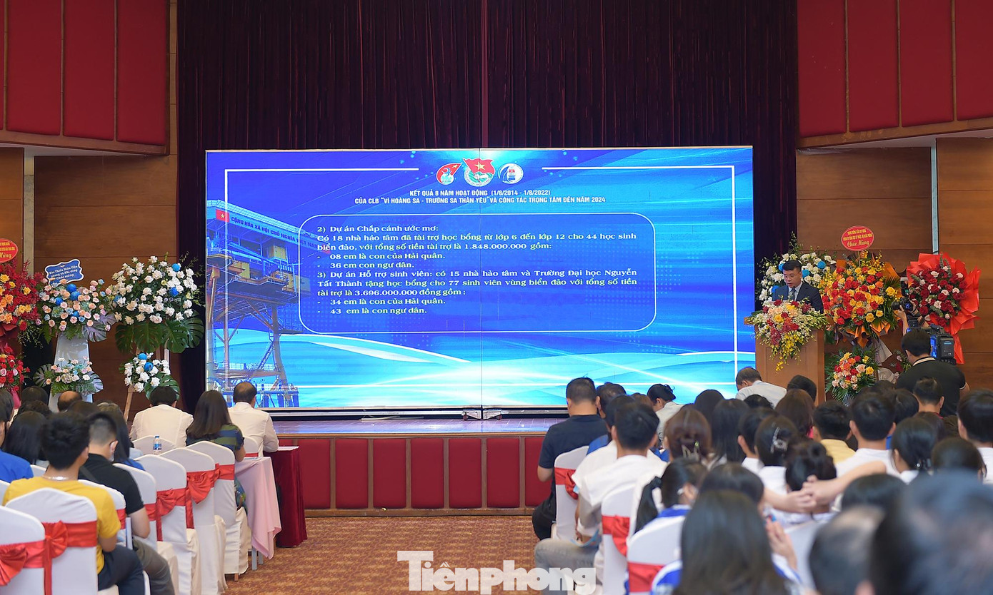 Chương trình đã điểm lại kết quả nổi bật đạt được trong 8 năm qua của CLB. Ảnh: Xuân Tùng