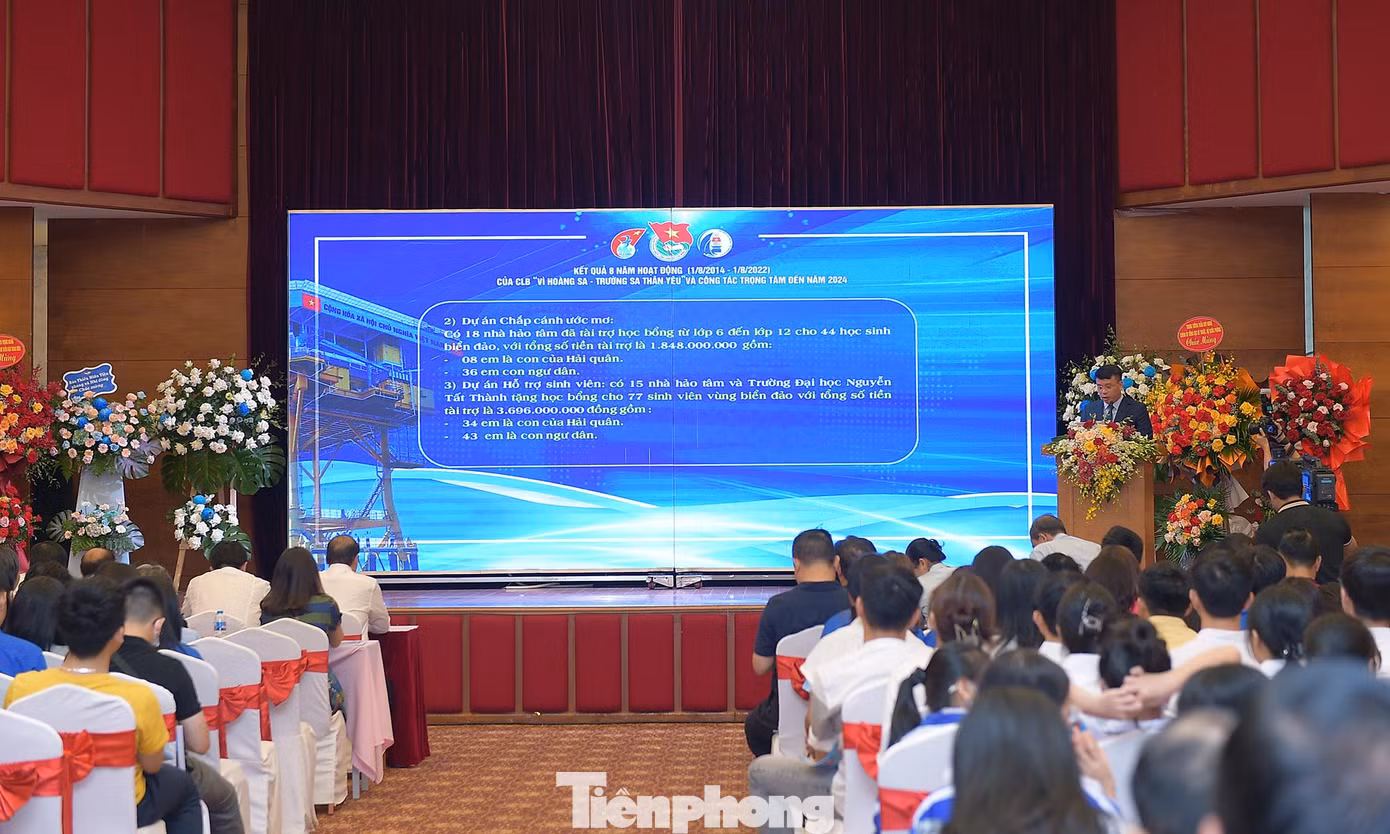 Chương trình đã điểm lại kết quả nổi bật đạt được trong 8 năm qua của CLB. Ảnh: Xuân Tùng