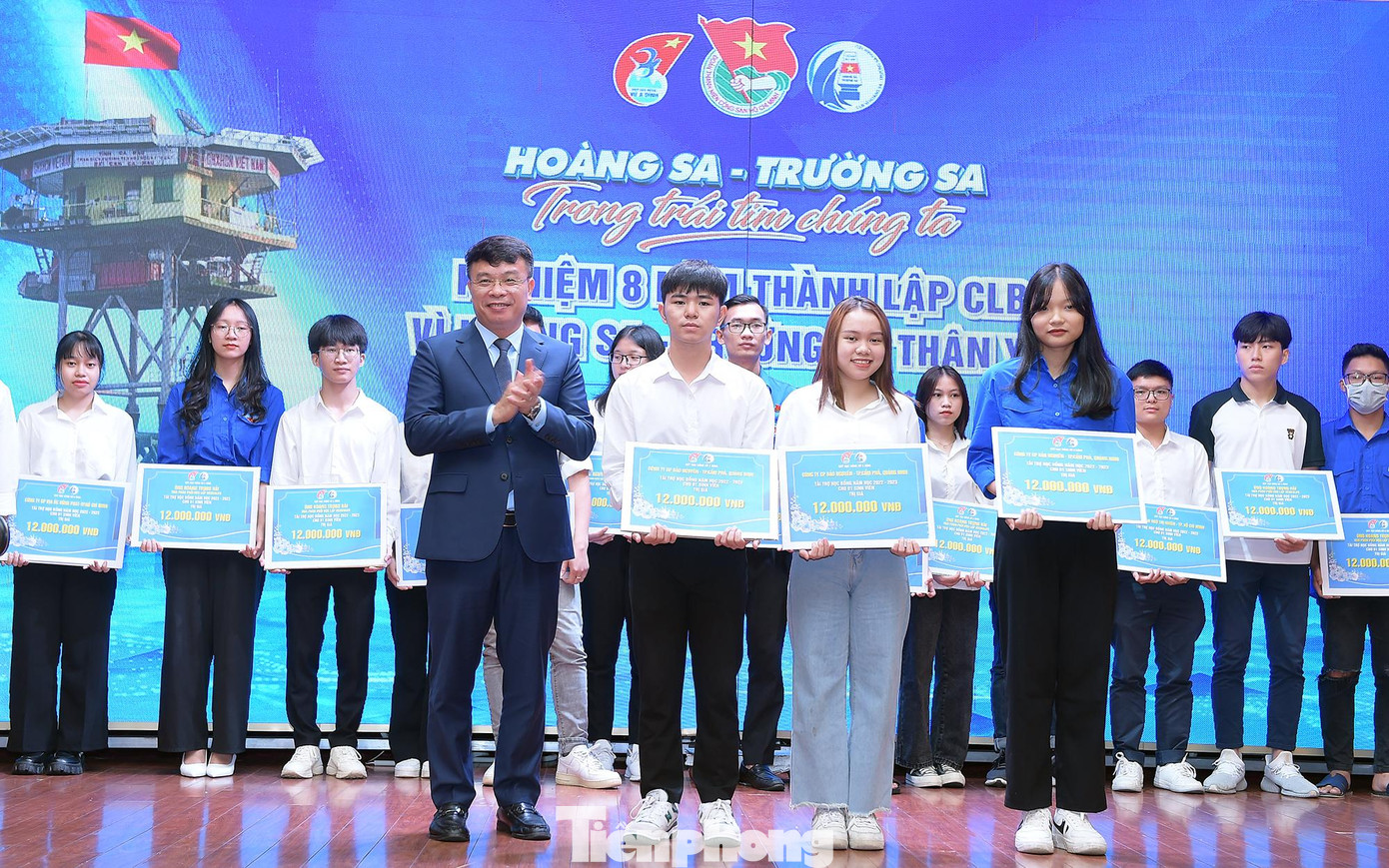 Ban Tổ chức trao học bổng cho các bạn học sinh dân tộc có hoàn cảnh khó khăn vươn lên học giỏi. Ảnh: Xuân Tùng