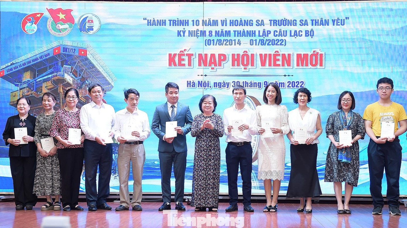 Bà Trương Mỹ Hoa trao quyết định kết nạp hội viên mới. Ảnh: Xuân Tùng