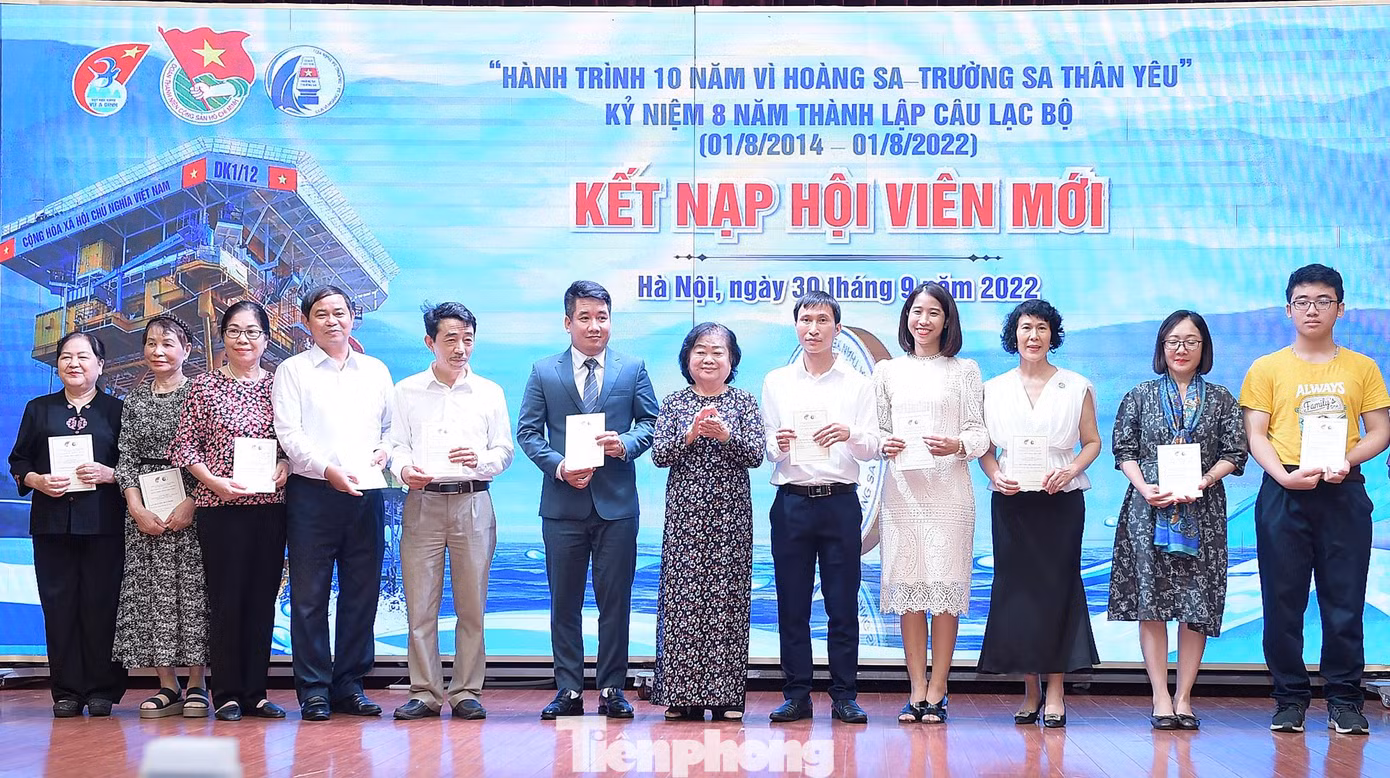 Bà Trương Mỹ Hoa trao quyết định kết nạp hội viên mới. Ảnh: Xuân Tùng