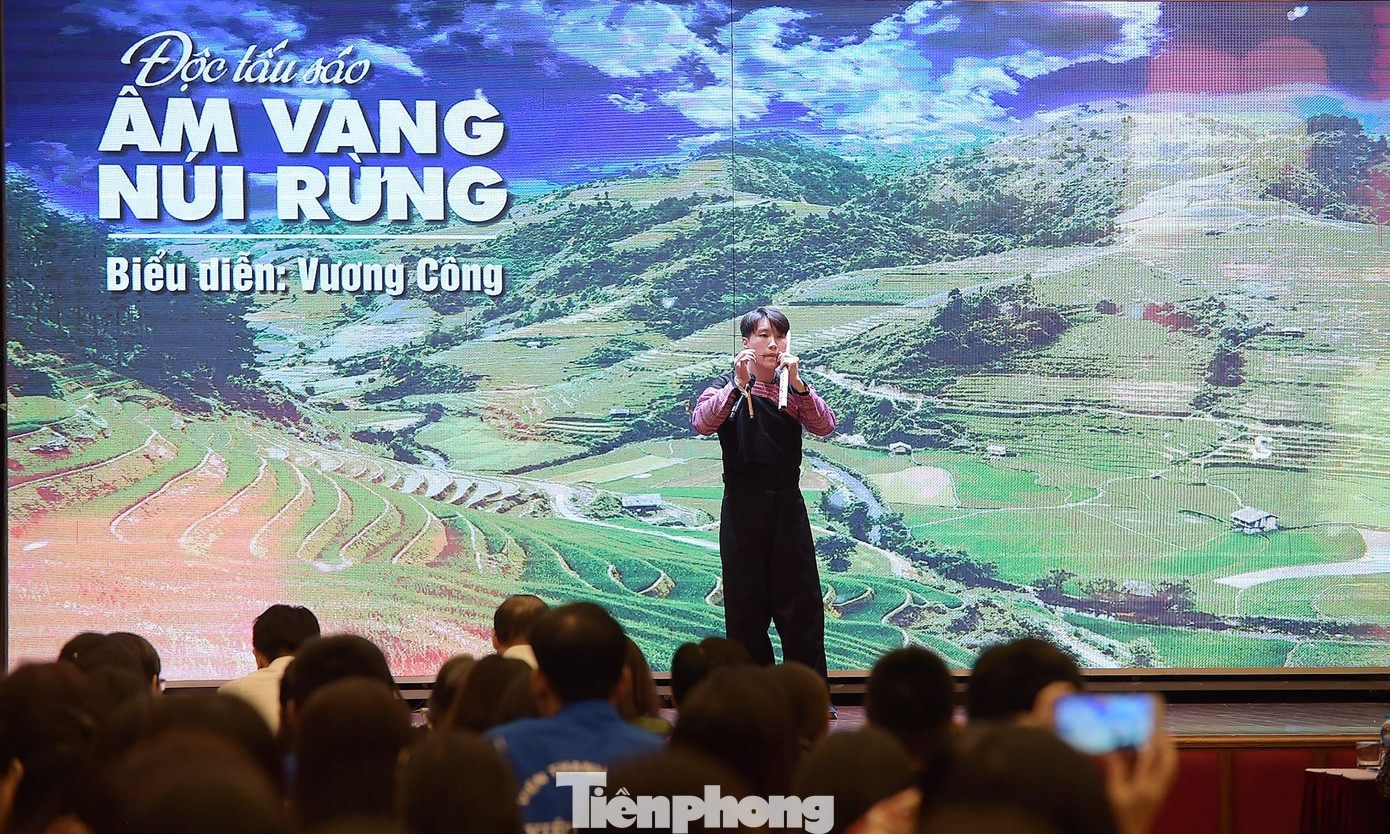 Tiết mục văn nghệ do học sinh vùng cao thể hiện. Ảnh: Xuân Tùng