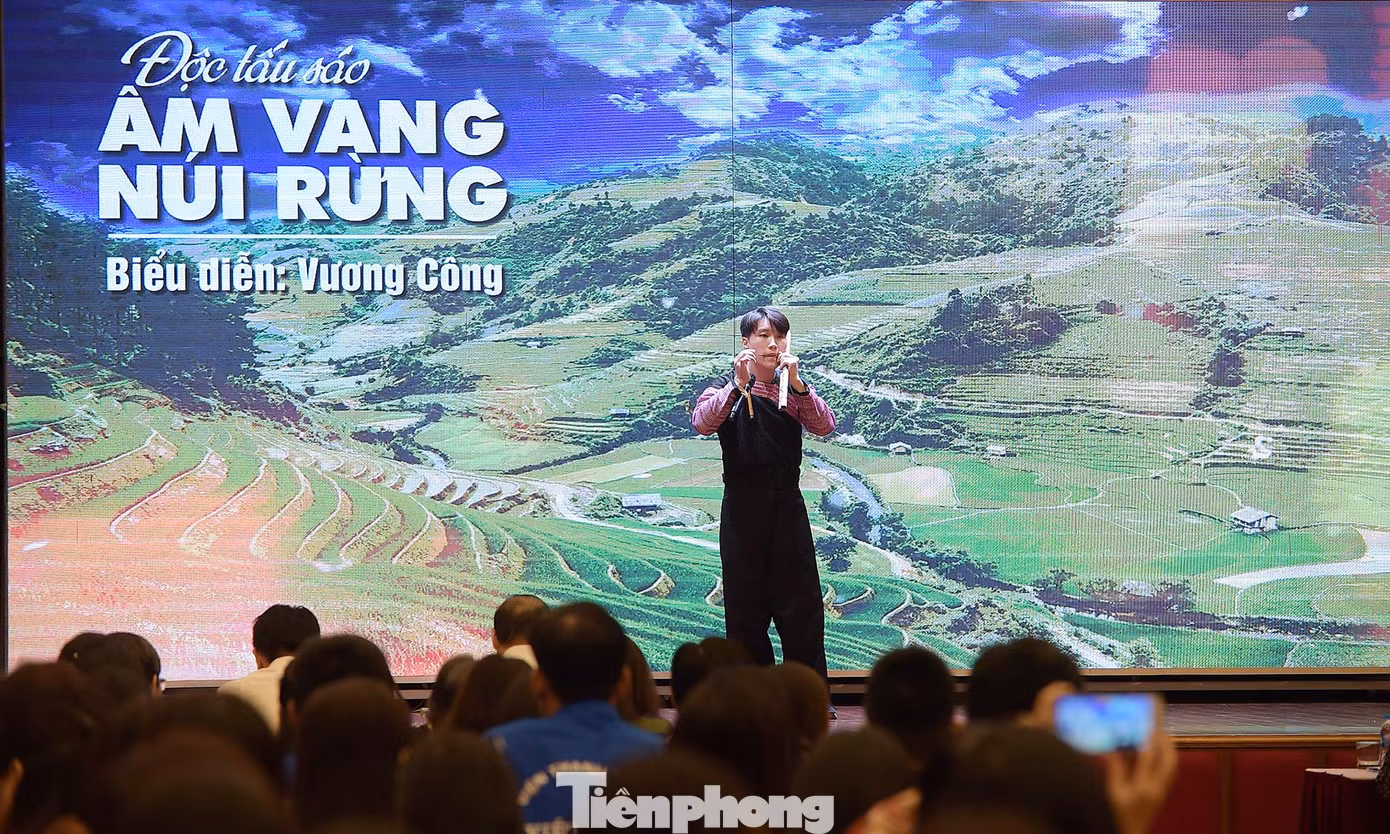 Tiết mục văn nghệ do học sinh vùng cao thể hiện. Ảnh: Xuân Tùng
