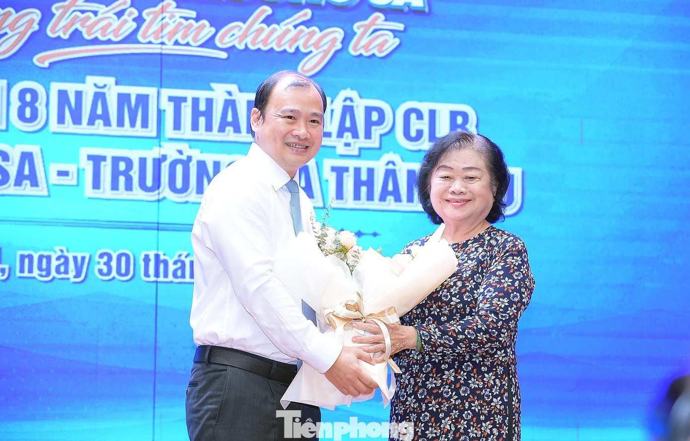 Bà Trương Mỹ Hoa tặng hoa cảm ơn ông Lê Hải Bình. Ảnh: Xuân Tùng