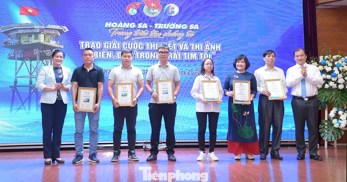 Các tác giả nhận giải cuộc thi ảnh và thi viết “Biển đảo trong trái tim tôi”. Ảnh: Xuân Tùng