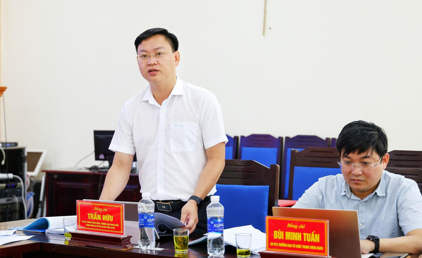 Tại hội nghị, các đại biểu trong tổ công tác chỉ đạo Đại hội của T.Ư Đoàn đã đóng góp nhiều ý kiến. Trong ảnh, anh Trần Hữu - Ủy viên Ban Thường vụ, Trưởng ban Thanh niên công nhân và đô thị T.Ư Đoàn đóng góp ý kiến. Ảnh: TĐVP Tại hội nghị, các đại biểu trong tổ công tác chỉ đạo Đại hội của T.Ư Đoàn đã đóng góp nhiều ý kiến. Trong ảnh, anh Trần Hữu - Ủy viên Ban Thường vụ, Trưởng ban Thanh niên công nhân và đô thị T.Ư Đoàn đóng góp ý kiến. Ảnh: TĐVP