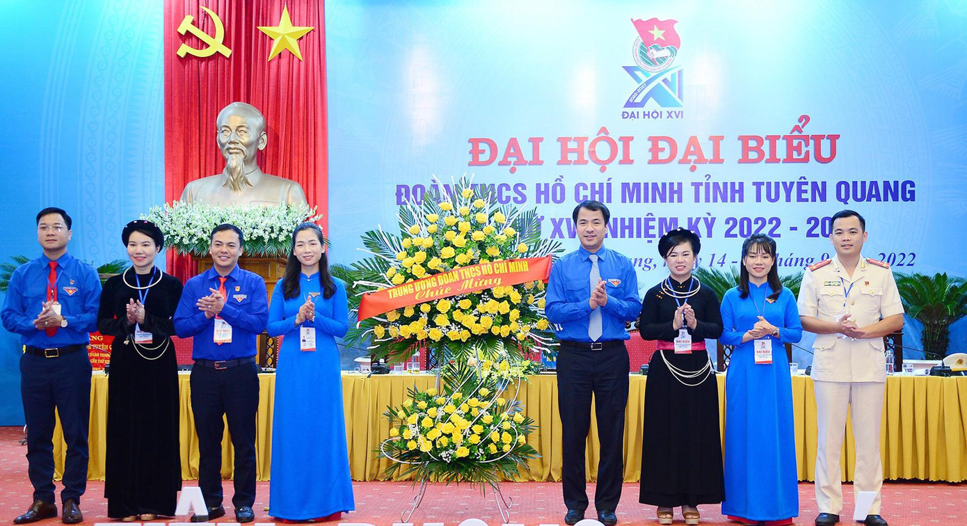 Bí thư Trung ương Đoàn Ngô Văn Cương tặng lẵng hoa chúc mừng Đại hội. Ảnh: Dương Triều Bí thư Trung ương Đoàn Ngô Văn Cương tặng lẵng hoa chúc mừng Đại hội. Ảnh: Dương Triều