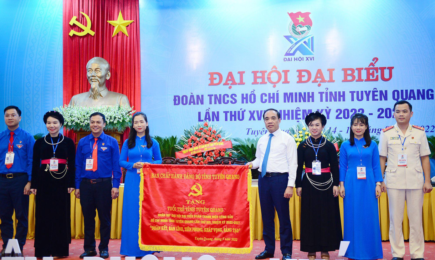 Bí thư Tỉnh uỷ Tuyên Quang tặng bức trướng tới tuổi trẻ Tuyên Quang. Ảnh: Dương Triều Bí thư Tỉnh uỷ Tuyên Quang tặng bức trướng tới tuổi trẻ Tuyên Quang. Ảnh: Dương Triều