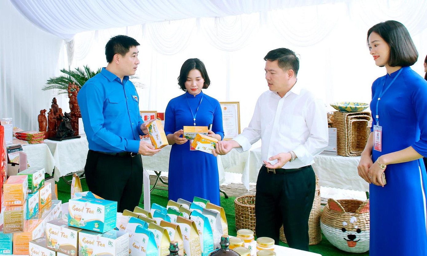 Anh Trịnh Như Lâm (ngoài cùng bên trái) nghe giới thiệu sản phẩm mô hình khởi nghiệp của chị Lành được trưng bày ở gian hàng thanh niên phát triển kinh tế trong khuôn khổ Đại hội Đoàn huyện Kim Sơn lần thứ XIII nhiệm kỳ 2022 - 2027. Ảnh: TĐNB