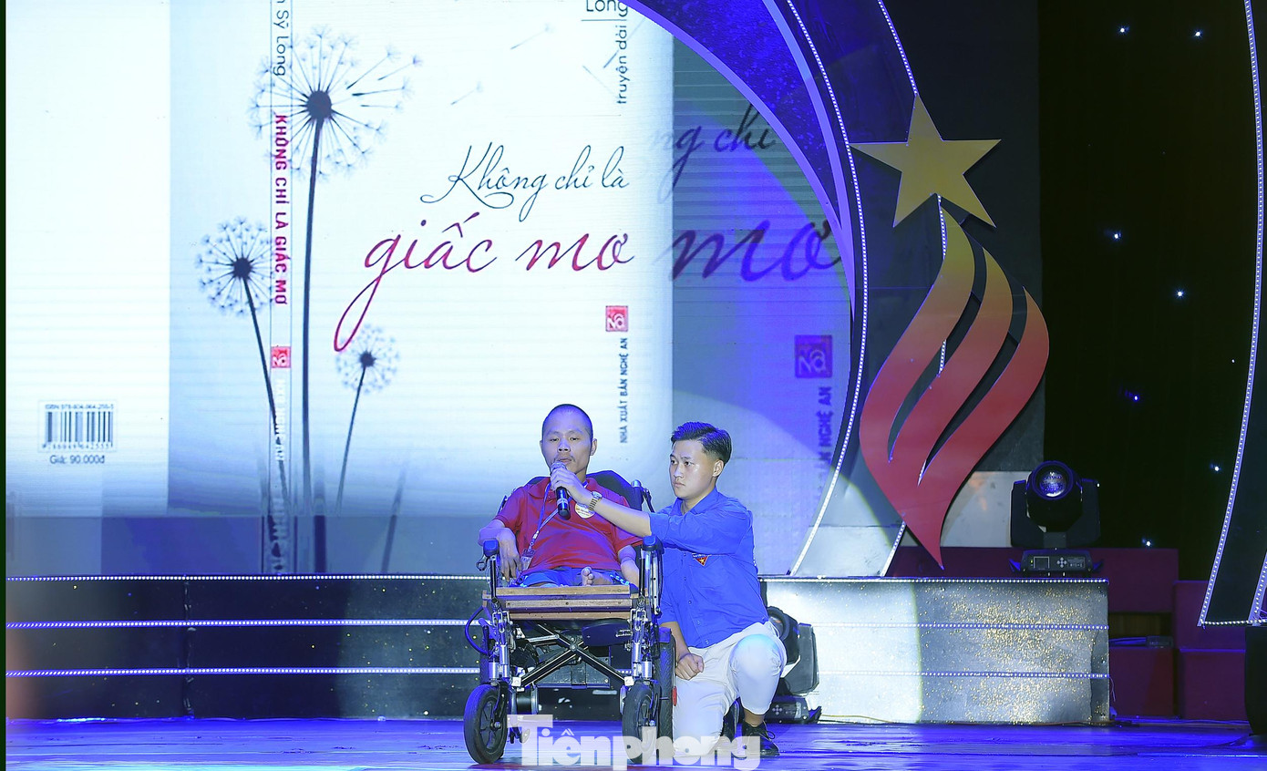 Tại chương trình, các tấm gương đã chia sẻ về hành trình vượt khó vươn lên trong cuộc sống. Ảnh: Xuân Tùng Tại chương trình, các tấm gương đã chia sẻ về hành trình vượt khó vươn lên trong cuộc sống. Ảnh: Xuân Tùng