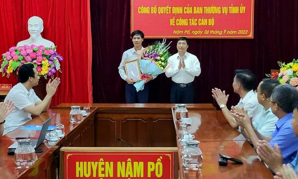 Ông Phạm Khắc Quân - Trưởng Ban Tổ chức Tỉnh Điện Biên trao quyết định và tặng hoa chúc mừng anh Nguyễn Hữu Đại (bên trái ảnh). Ảnh: TĐĐB Ông Phạm Khắc Quân - Trưởng Ban Tổ chức Tỉnh Điện Biên trao quyết định và tặng hoa chúc mừng anh Nguyễn Hữu Đại (bên trái ảnh). Ảnh: TĐĐB