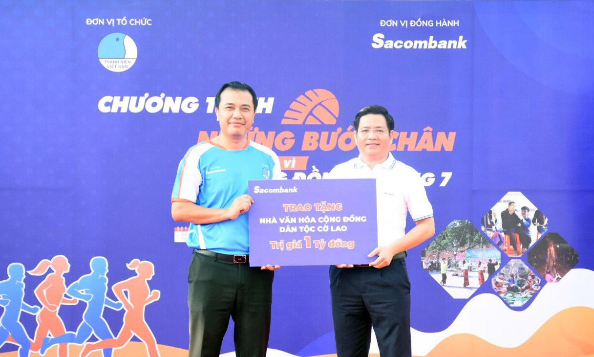 Anh Nguyễn Hải Minh trao biển tượng trưng xây dựng Nhà văn hóa cộng đồng đồng bào dân tộc Cờ Lao tại Hà Giang. Ảnh: BTC Anh Nguyễn Hải Minh trao biển tượng trưng xây dựng Nhà văn hóa cộng đồng đồng bào dân tộc Cờ Lao tại Hà Giang. Ảnh: BTC