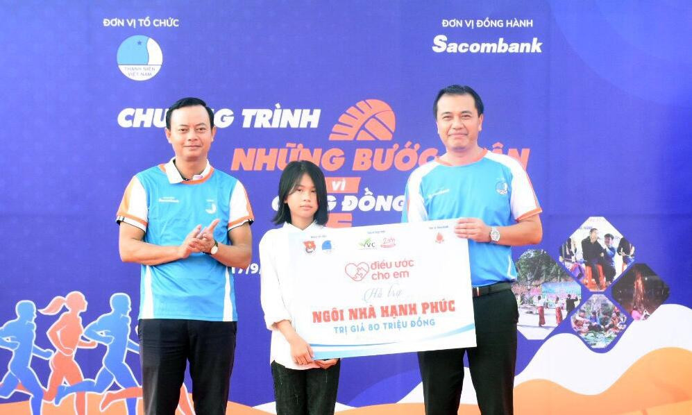 Trao hỗ trợ xây dựng Ngôi nhà hạnh phúc. Ảnh: BTC Trao hỗ trợ xây dựng Ngôi nhà hạnh phúc. Ảnh: BTC