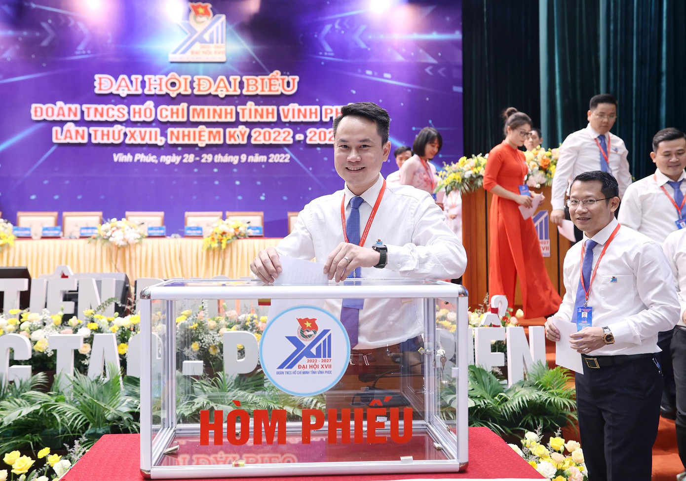 Các đại biểu tiến hành bỏ phiếu bầu cử Ban Chấp hành Tỉnh Đoàn khóa XVII. Ảnh: Như Ý