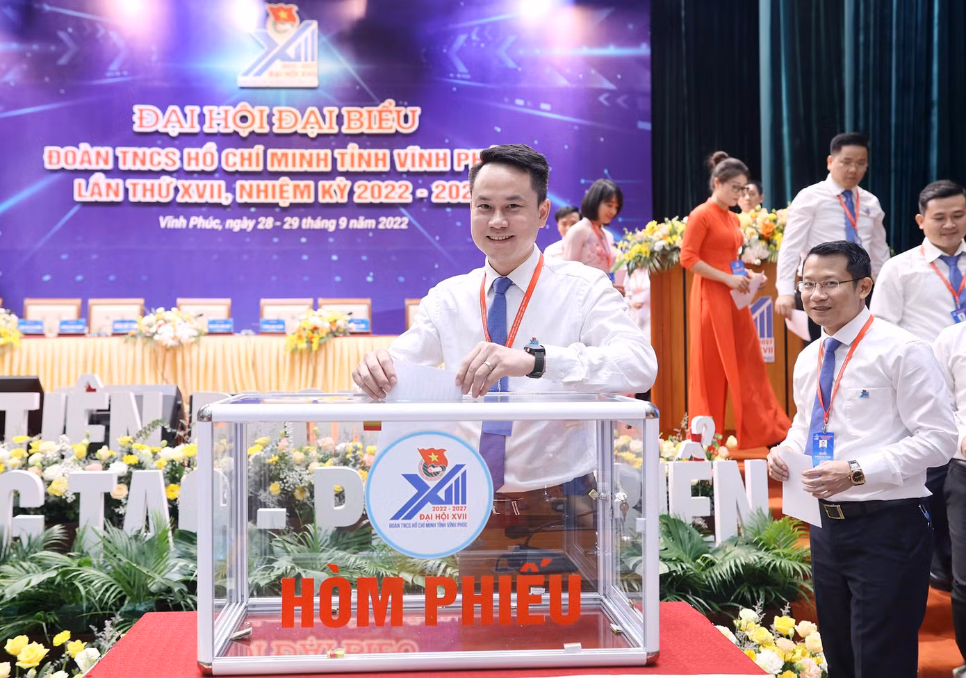 Các đại biểu tiến hành bỏ phiếu bầu cử Ban Chấp hành Tỉnh Đoàn khóa XVII. Ảnh: Như Ý Các đại biểu tiến hành bỏ phiếu bầu cử Ban Chấp hành Tỉnh Đoàn khóa XVII. Ảnh: Như Ý