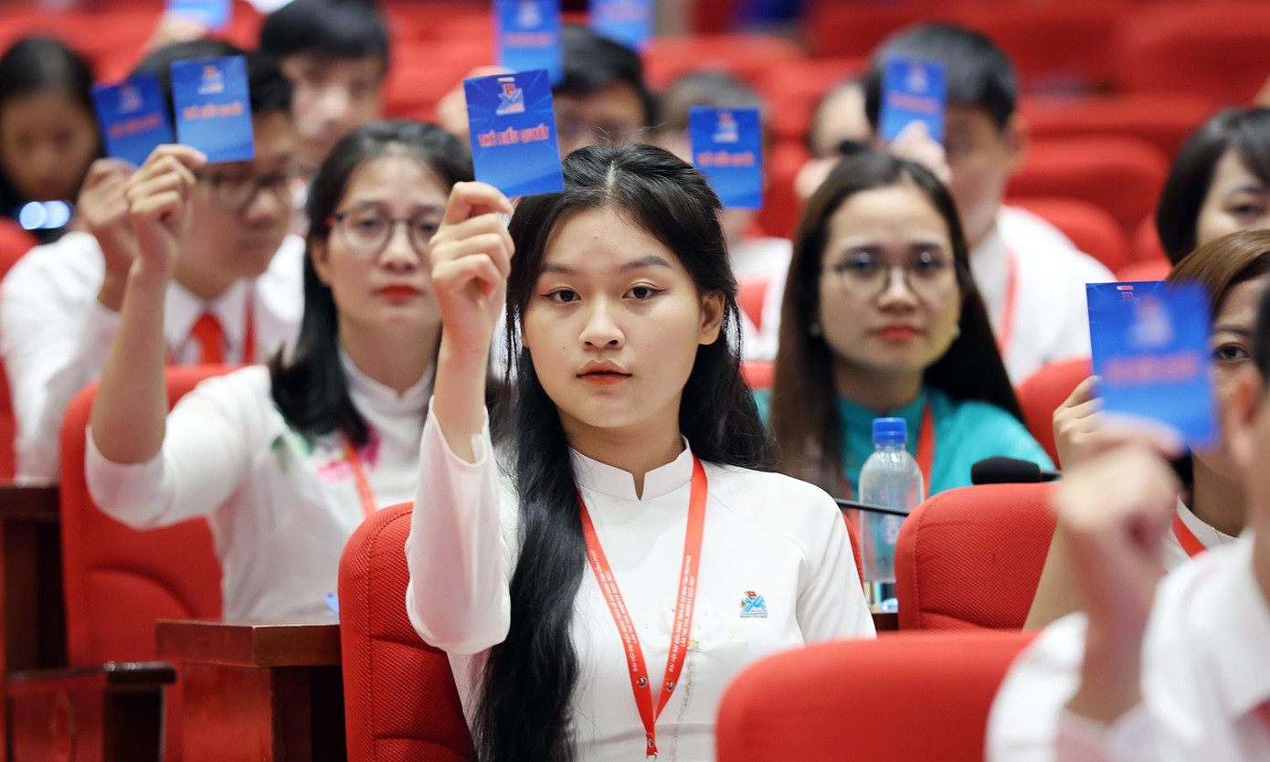 Các đại biểu biểu quyết thông qua đề án Ban Chấp hành Tỉnh Đoàn khóa XVII. Ảnh: Như Ý