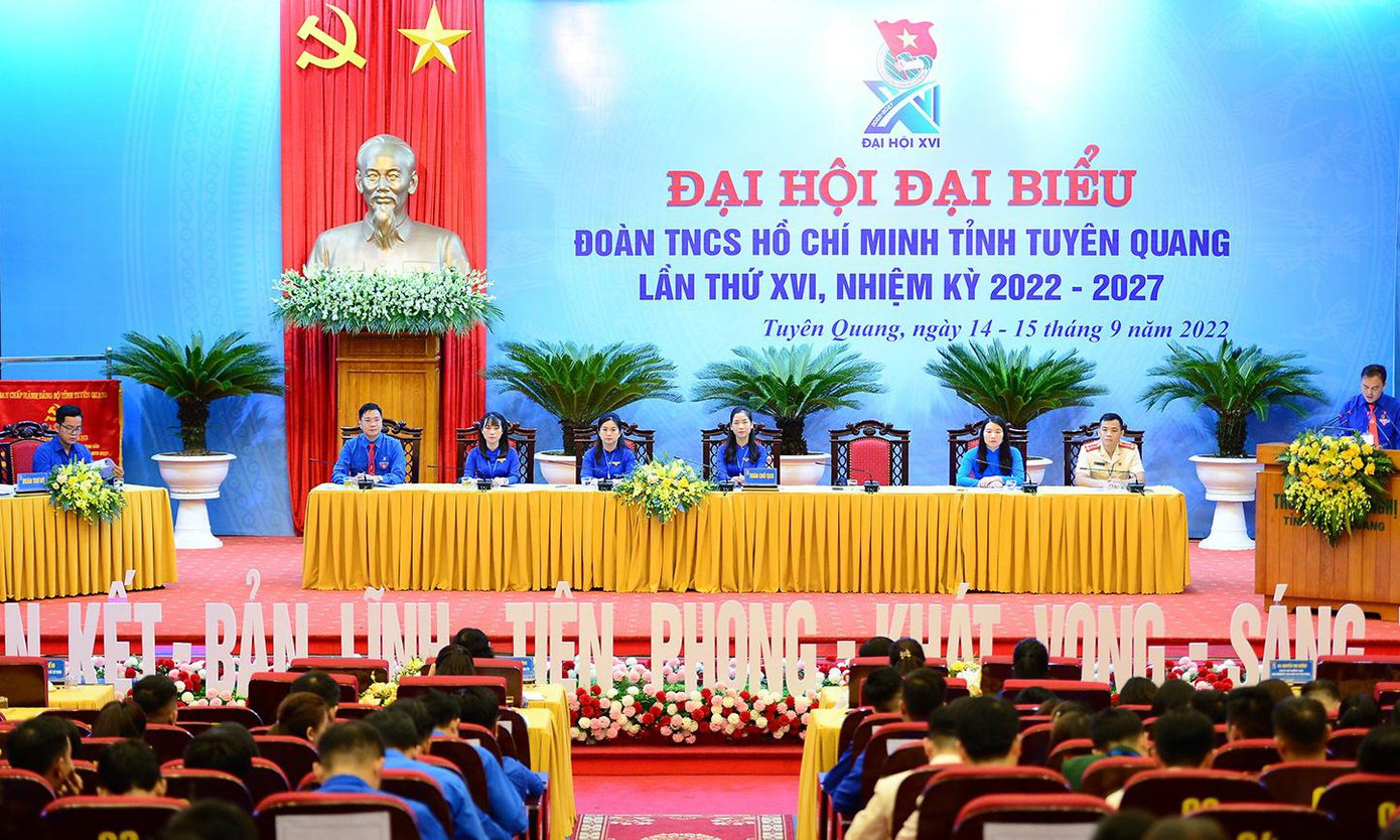 Đoàn Chủ tịch đại hội gồm 7 anh, chị. Ảnh: Dương Triều Đoàn Chủ tịch đại hội gồm 7 anh, chị. Ảnh: Dương Triều