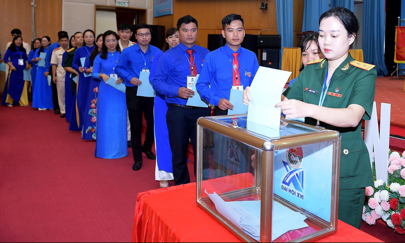 Các đại biểu bỏ phiếu bầu cử chức danh Bí thư Tỉnh Đoàn Tuyên Quang khóa XVI. Ảnh: Xuân Tùng