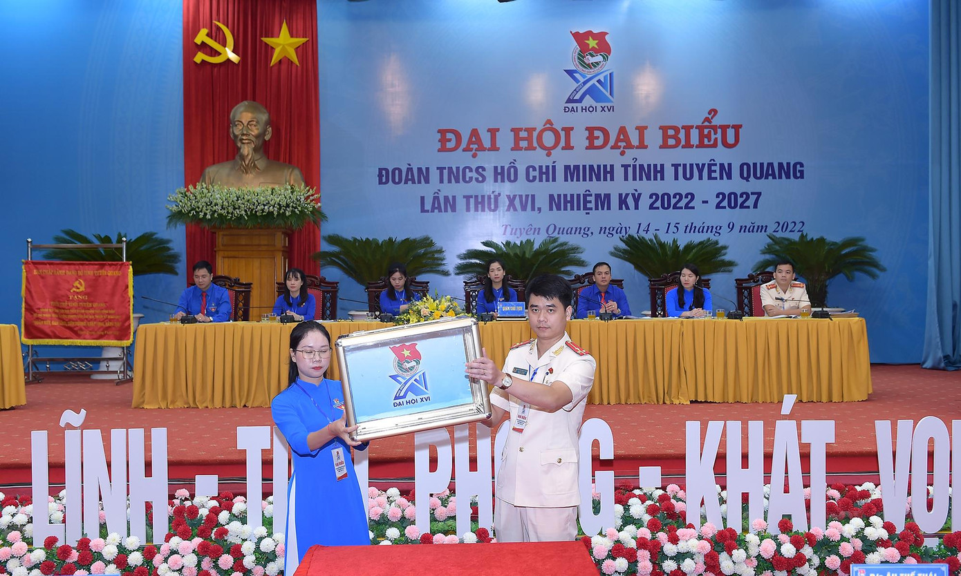 Đại hội thực hiện việc kiểm tra hòm phiếu để bầu cử chức danh Bí thư Tỉnh Đoàn Tuyên Quang khóa XVI. Ảnh: Xuân Tùng