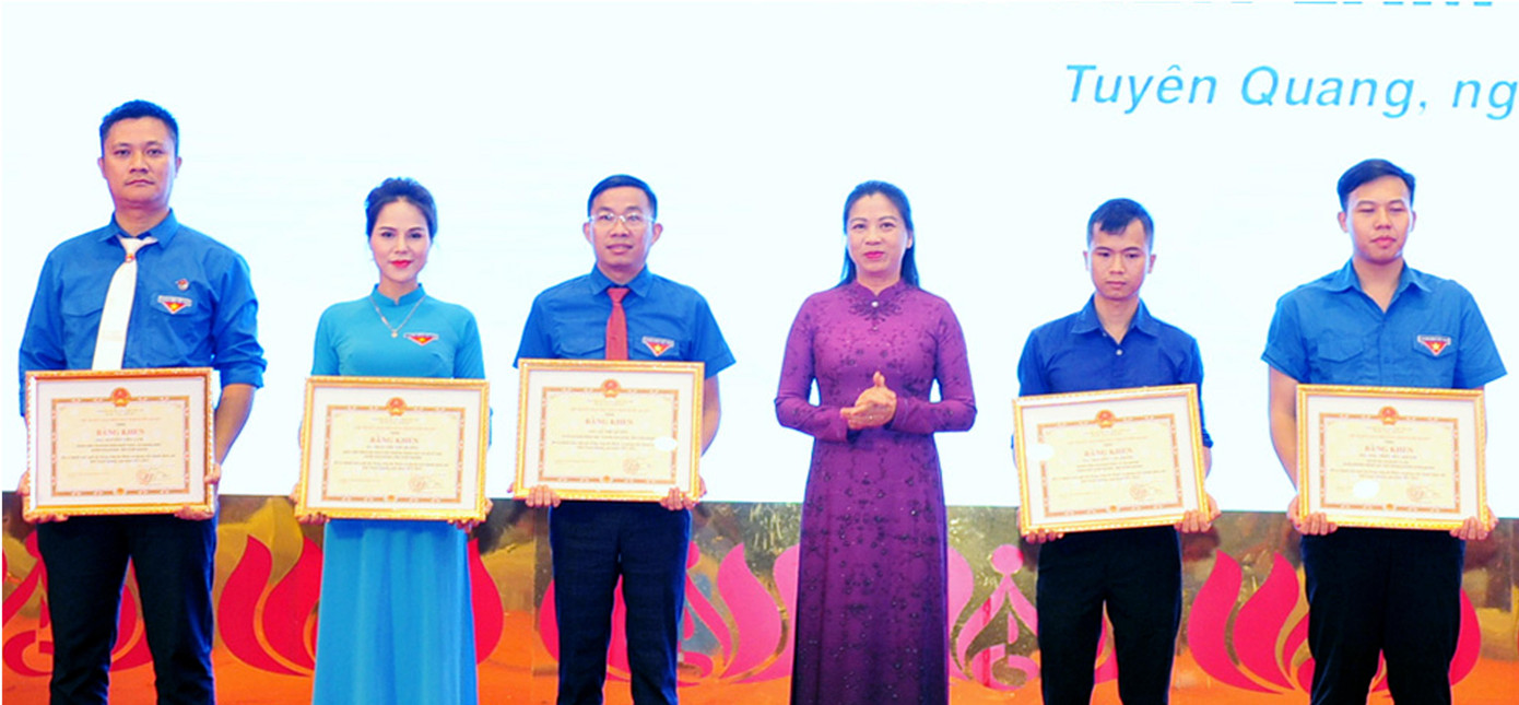 Bà Lê Thị Kim Dung - Phó Bí thư thường trực Tỉnh ủy, Chủ tịch HĐND tỉnh Tuyên Quang trao Bằng khen của Chủ tịch UBND tỉnh tặng các thanh niên tiên tiến làm theo lời Bác.