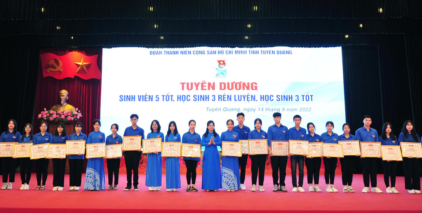 Các sinh viên, học sinh xuất sắc nhận Bằng khen.