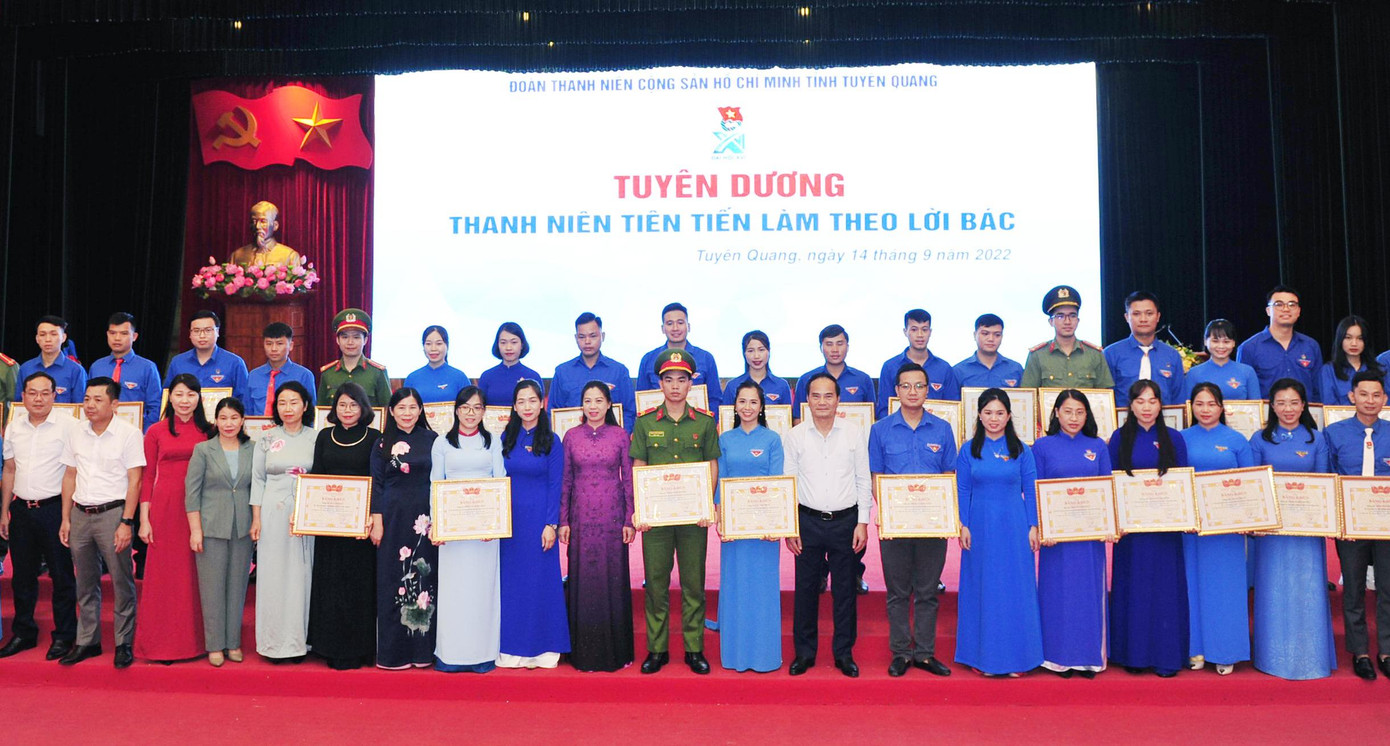 Lãnh đạo tỉnh Tuyên Quang chụp ảnh cùng các gương thanh niên tiên tiến làm theo lời Bác.