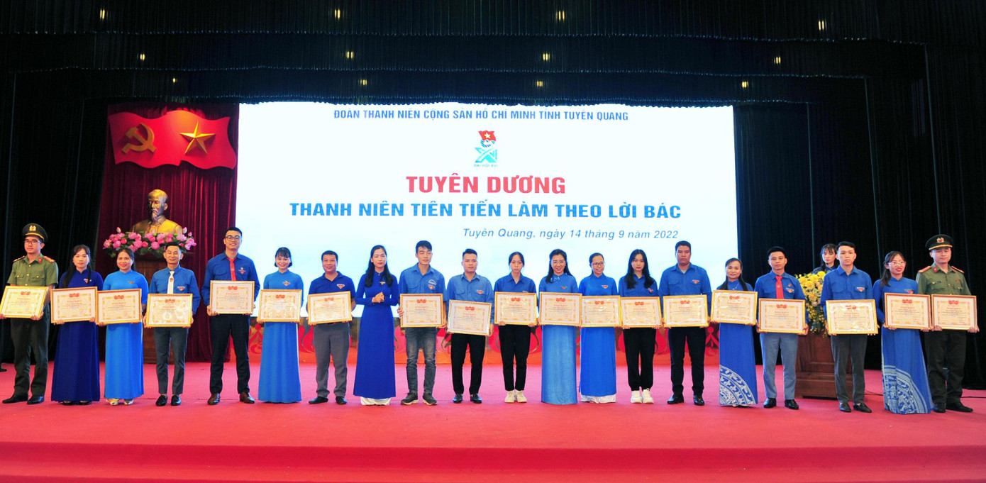 Chị Dương Minh Nguyệt - Bí thư Tỉnh Đoàn Tuyên Quang trao Bằng khen tặng gương thanh niên tiên tiến làm theo lời Bác.