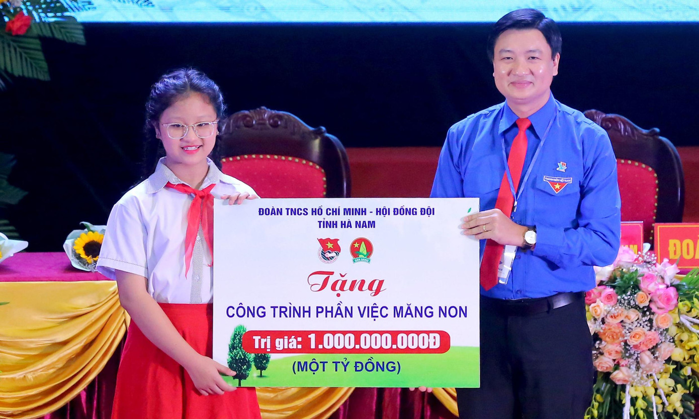 Anh Trần Ngọc Nam - Bí thư Tỉnh Đoàn Hà Nam trao biển tượng trưng công trình phần việc măng non trị giá 1 tỷ đồng tới đại diện thiếu nhi. Anh Trần Ngọc Nam - Bí thư Tỉnh Đoàn Hà Nam trao biển tượng trưng công trình phần việc măng non trị giá 1 tỷ đồng tới đại diện thiếu nhi.