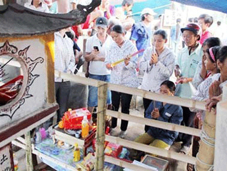 Nhiều người từ các địa phương khác đã kéo về sau khi nghe thông tin. Họ tin vào điều huyền bí đang xẩy ra và thắp hương khấn vái trước khu vực có “ngài” rắn. . Nhiều người từ các địa phương khác đã kéo về sau khi nghe thông tin. Họ tin vào điều huyền bí đang xẩy ra và thắp hương khấn vái trước khu vực có “ngài” rắn.